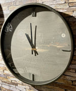 Lade das Bild in den Galerie-Viewer, Oviedo Beton Look Wanduhr 48 cm Schwarz Anthrazit grau
