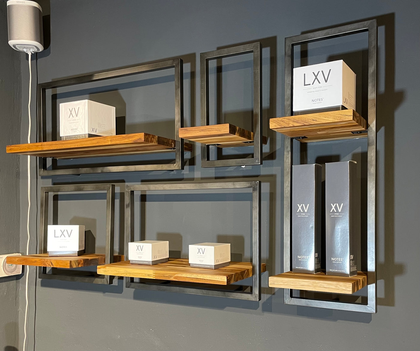 SHELFMATE Typ B Wandregal Industrial Möbel Teakholz Metall schwarz Blankstahl Hängeregal Industrie Stil Regal Used Look Teak Holz