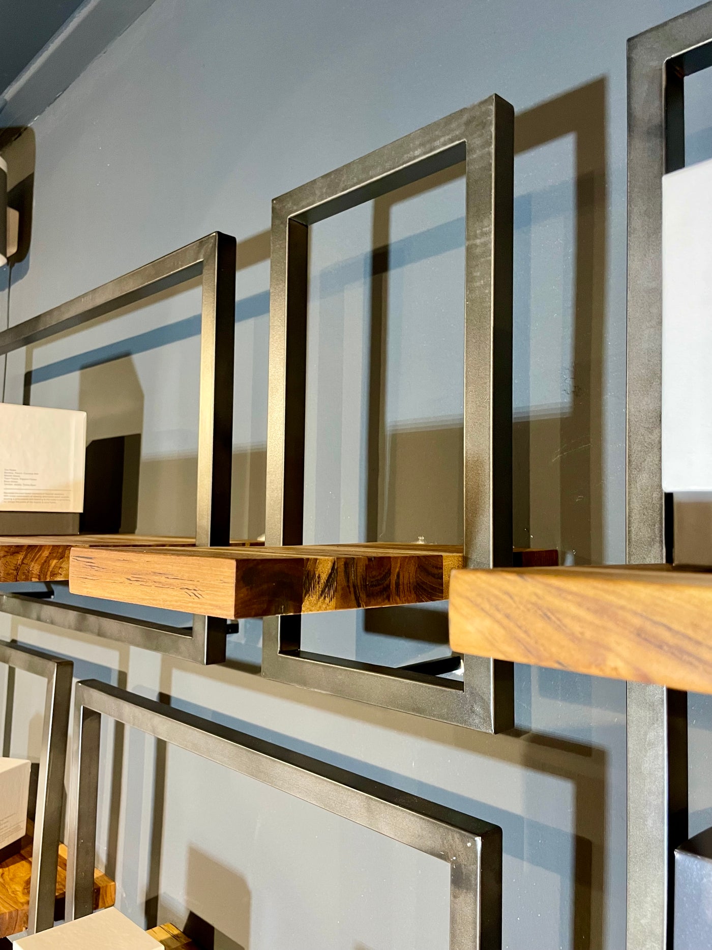SHELFMATE Typ E Wandregal Industrial Möbel Teakholz Metall schwarz Blankstahl Hängeregal Industrie Stil Regal Used Look Teak Holz