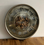 Lade das Bild in den Galerie-Viewer, Wanduhr Zahnrad silber Messing Metall Zählwerk 60 cm
