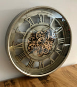 Lade das Bild in den Galerie-Viewer, Wanduhr Zahnrad silber Messing Metall Zählwerk 60 cm
