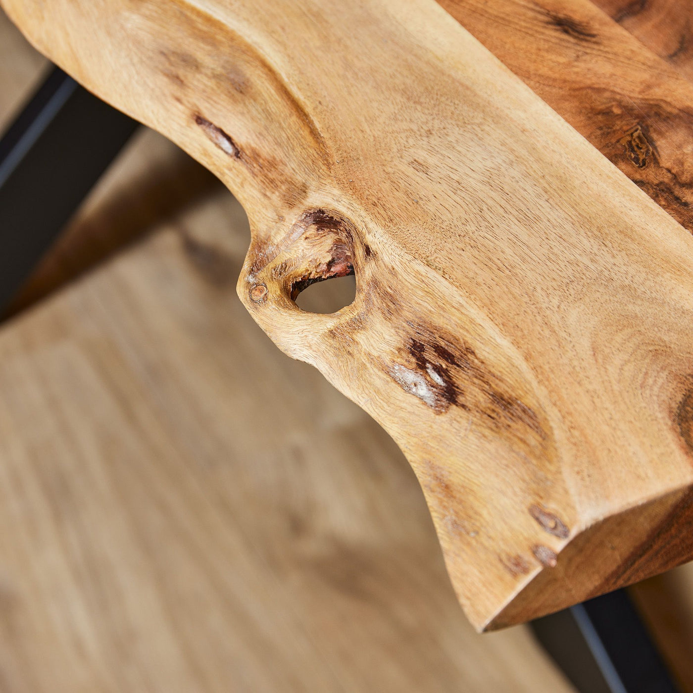 Table de salle à manger en bois d'acacia avec bord d'arbre naturel Kapstadt 300 cm et piètement araignée massif de 8 cm