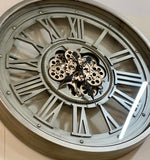 Lade das Bild in den Galerie-Viewer, Große 80 cm Wanduhr mit Animation Zählwerk Zahnrad Silber.
