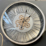 Lade das Bild in den Galerie-Viewer, Vintage Wanduhr 60 cm Zahnrad silber Messing Metall Zählwerk goldfarbig
