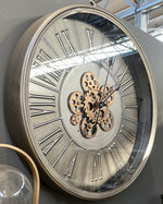 Lade das Bild in den Galerie-Viewer, Vintage Wanduhr 60 cm Zahnrad silber Messing Metall Zählwerk goldfarbig
