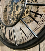 Lade das Bild in den Galerie-Viewer, Kleine Wanduhr Industrie Stil Zahnrad Zählwerk 50 cm Schwarz.
