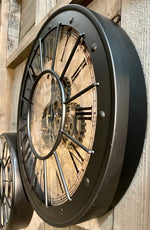 Lade das Bild in den Galerie-Viewer, Große Wanduhr Industrie Stil Zahnrad Zählwerk 60 cm Schwarz.
