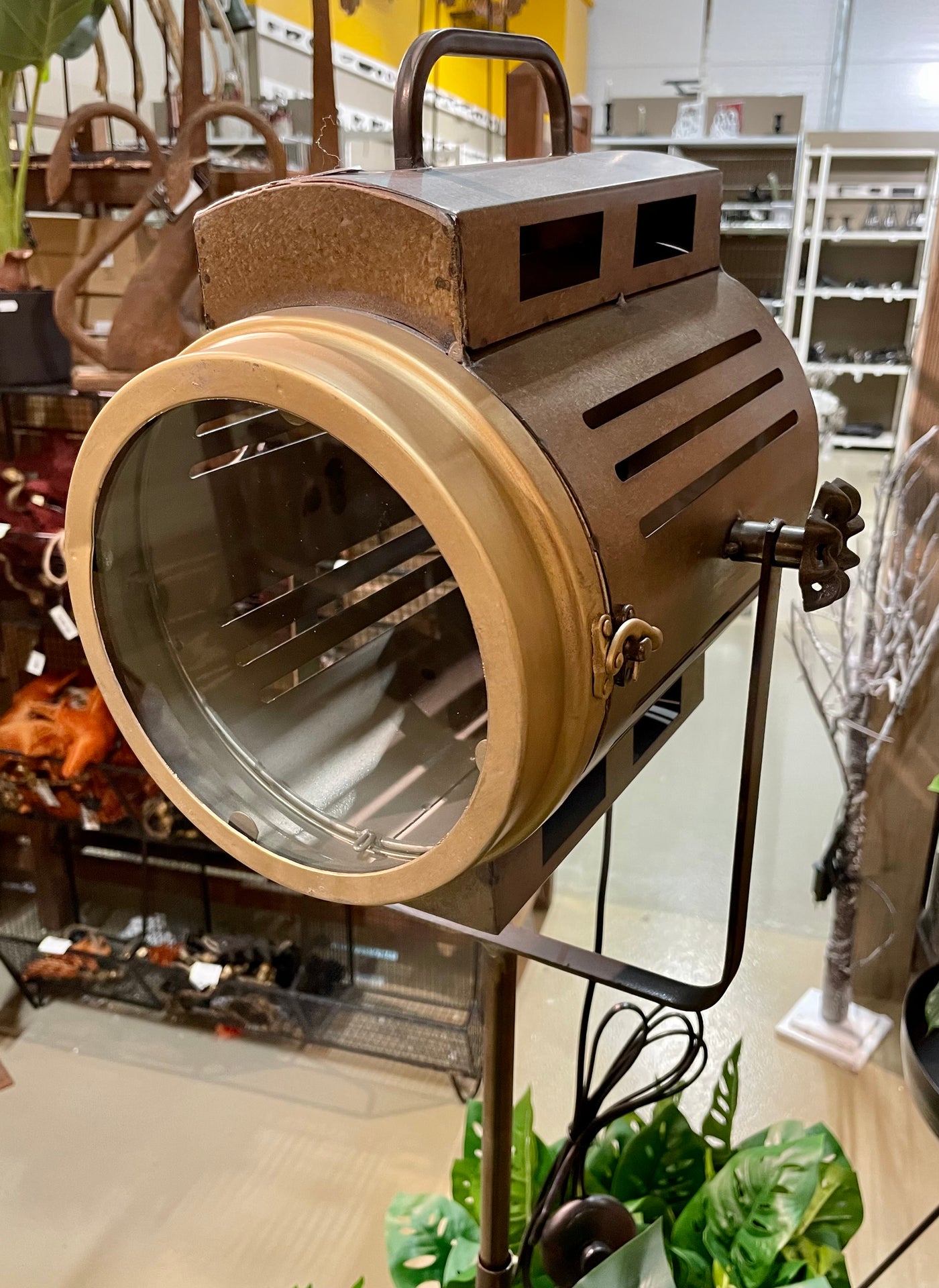 Industrial Stehlampe Hollywood Flutlicht altgold-messing Dreibein