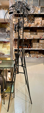 Lade das Bild in den Galerie-Viewer, Stehlampe Vintage Dreibein schwarz Metall 136 cm.
