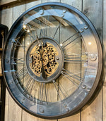 Lade das Bild in den Galerie-Viewer, 90 cm Wanduhr schwarz gold Industrial Metall Uhr XXL Zahnrad Animation Zahnräder drehend
