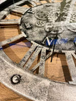 Lade das Bild in den Galerie-Viewer, 80 cm KOMPASS Wanduhr mit Zahnrad beige grau
