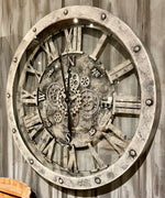 Lade das Bild in den Galerie-Viewer, 80 cm KOMPASS Wanduhr mit Zahnrad beige grau
