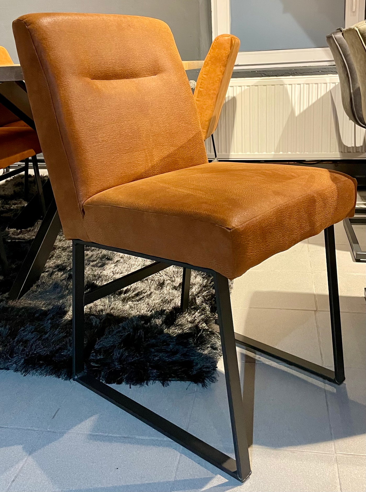 Stuhl Breda Mikrofaser in Cognac Braun mit Metallgestell