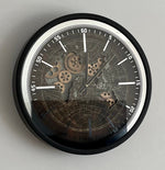 Lade das Bild in den Galerie-Viewer, Globus Vintage Wanduhr 46 cm rund schwarz Chrom Zahnrad animiert

