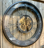 Lade das Bild in den Galerie-Viewer, 90 cm Wanduhr schwarz gold Industrial Metall Uhr XXL Zahnrad Animation Zahnräder drehend
