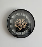 Lade das Bild in den Galerie-Viewer, Wanduhr LYON Zahnrad schwarz-gold Metall Zählwerk 60 cm
