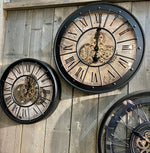 Lade das Bild in den Galerie-Viewer, Große Wanduhr Industrie Stil Zahnrad Zählwerk 60 cm Schwarz.
