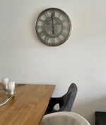 Lade das Bild in den Galerie-Viewer, KENSINGTON 55 cm Wanduhr Zahnrad Zählwerk Animation silber grau.
