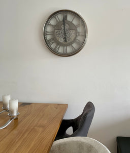 KENSINGTON 55 cm Wanduhr Zahnrad Zählwerk Animation silber grau.