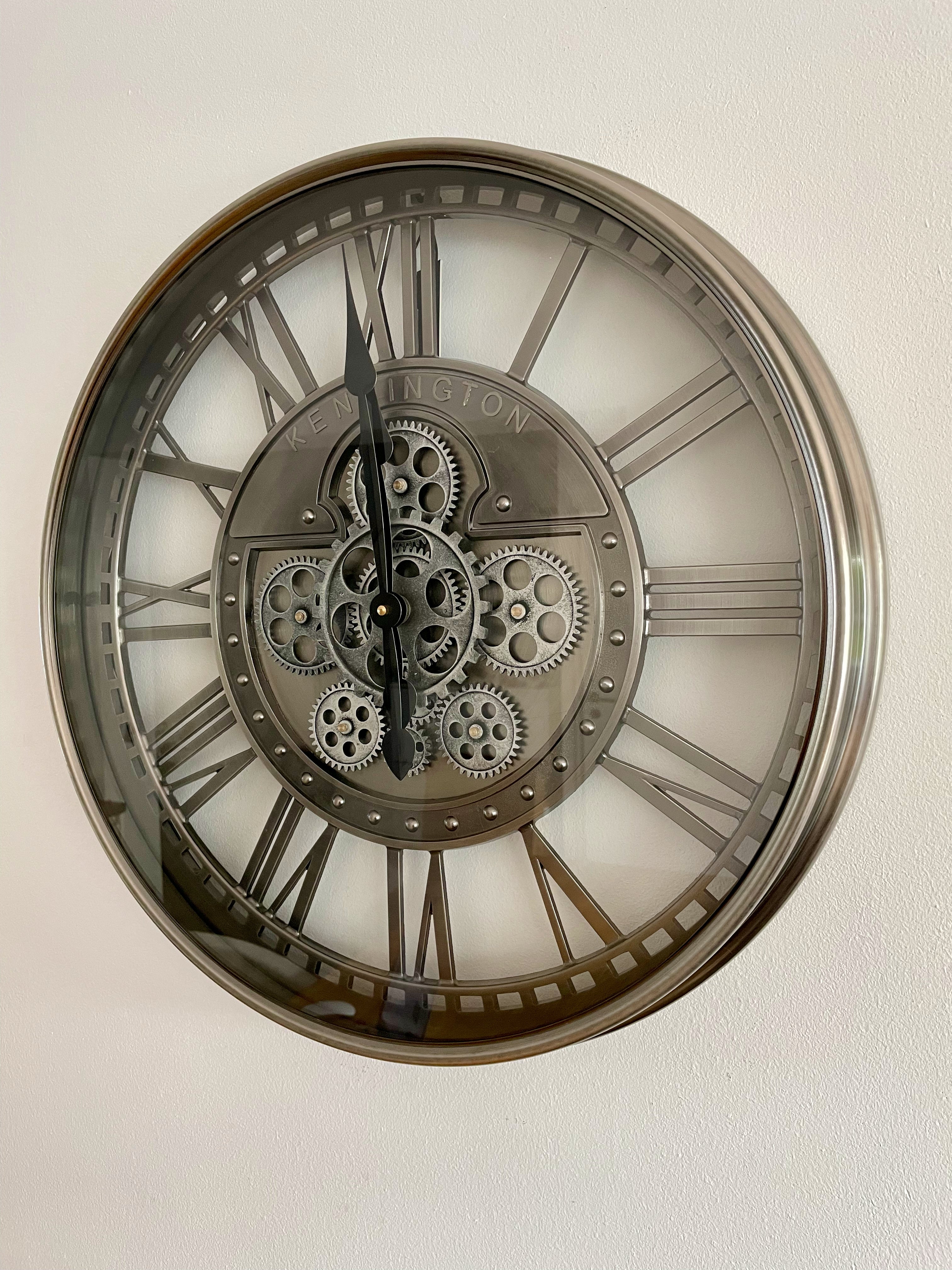 KENSINGTON 55 cm Wanduhr Zahnrad Zählwerk Animation silber grau.