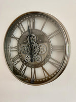 Lade das Bild in den Galerie-Viewer, KENSINGTON 55 cm Wanduhr Zahnrad Zählwerk Animation silber grau.
