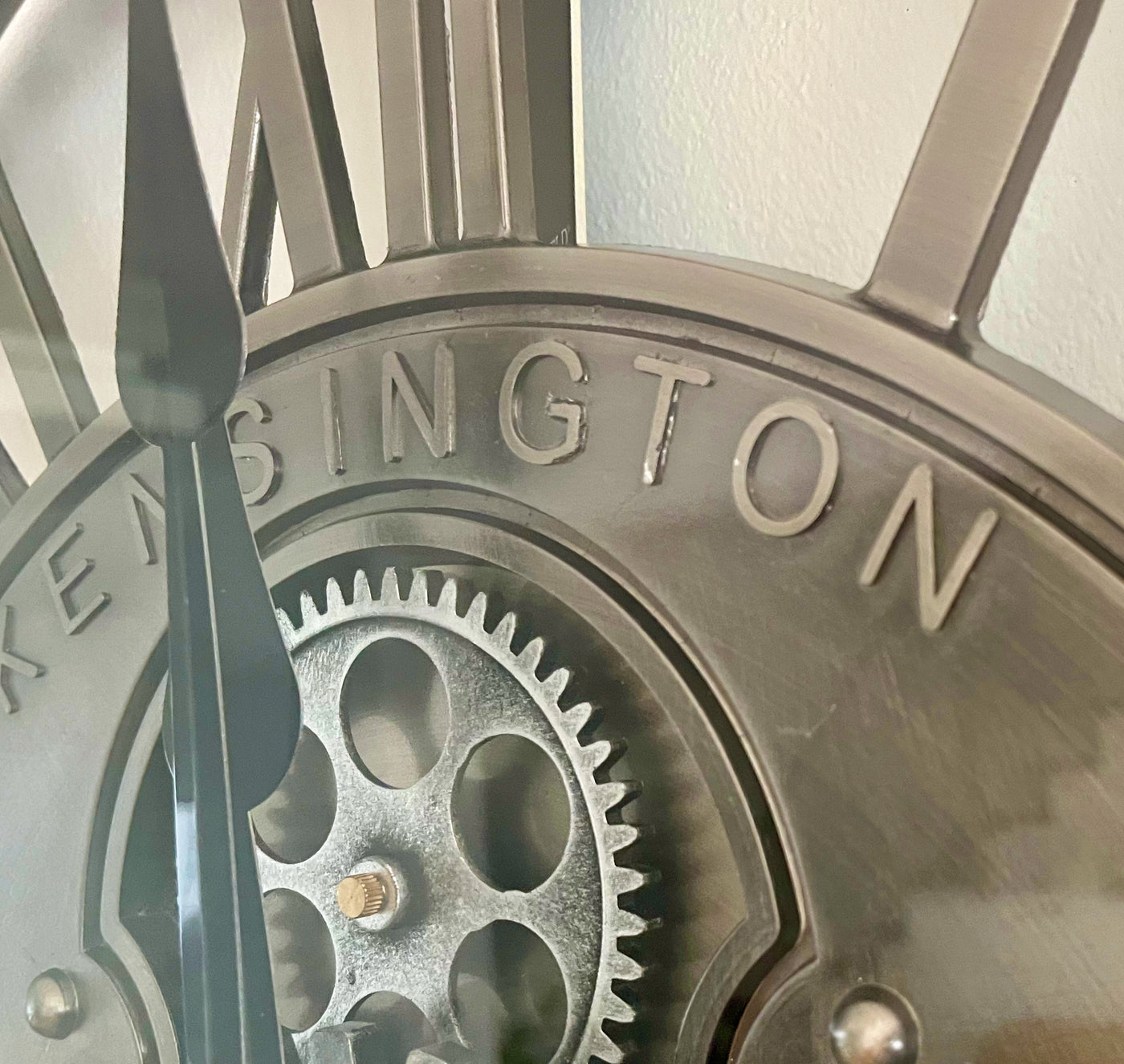 KENSINGTON 55 cm Wanduhr Zahnrad Zählwerk Animation silber grau