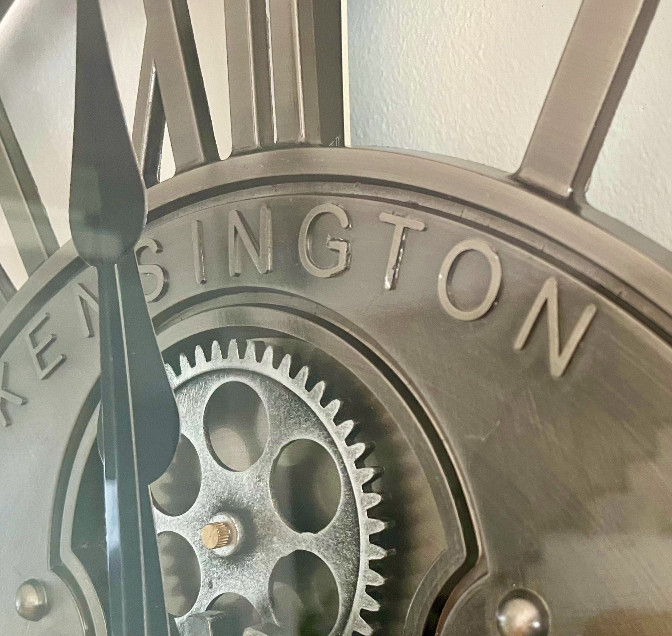 KENSINGTON 55 cm Wanduhr Zahnrad Zählwerk Animation silber grau.