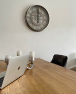 Lade das Bild in den Galerie-Viewer, KENSINGTON 55 cm Wanduhr Zahnrad Zählwerk Animation silber grau.

