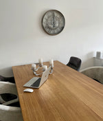 Lade das Bild in den Galerie-Viewer, KENSINGTON 55 cm Wanduhr Zahnrad Zählwerk Animation silber grau.
