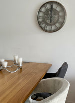 Lade das Bild in den Galerie-Viewer, KENSINGTON 55 cm Wanduhr Zahnrad Zählwerk Animation silber grau.
